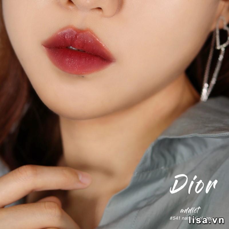 Son Dior 541 Addict Lip Tattoo sở hữu tone màu đỏ đất lôi cuốn