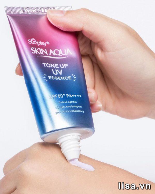 Bôi kem chống nắng Skin Aqua Tone Up Essence hàng ngày để bảo vệ da an toàn