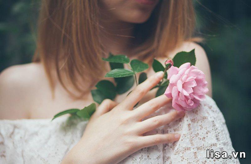 Cách chọn mùi nước hoa phù hợp cho nữ muốn tạo cảm giác bình yên thì nên chọn Hương hoa hồng