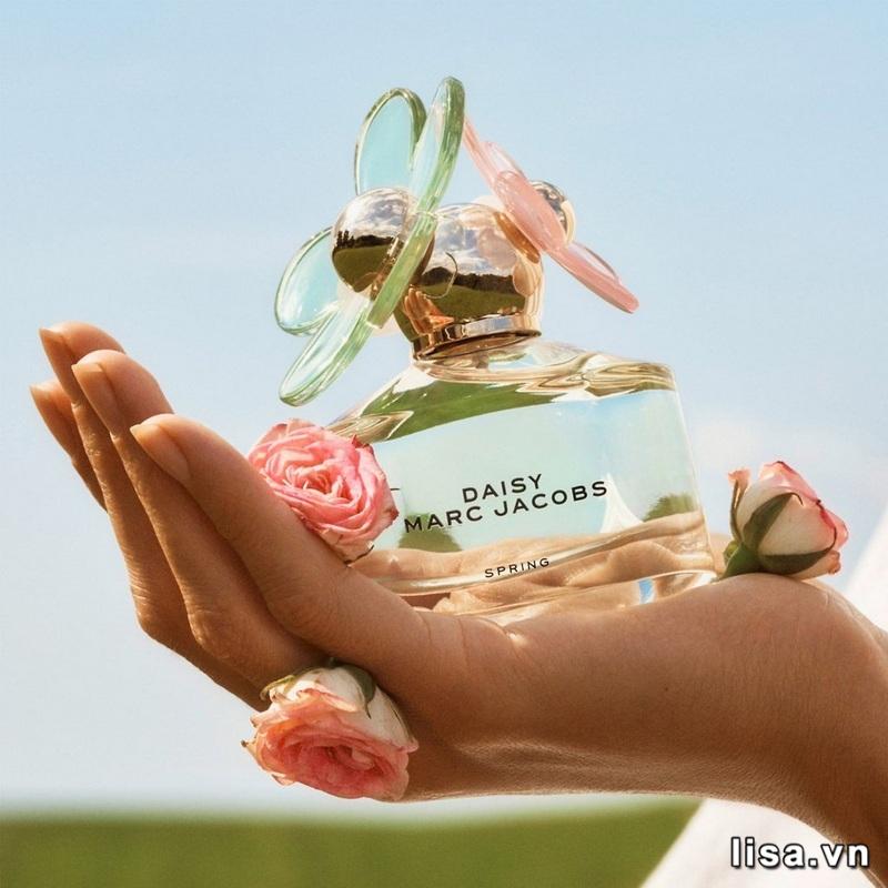 Chai nước hoa mùa hè nữ Marc Jacobs Daisy Spring mang trong mình hương thơm ngọt ngào, dịu nhẹ